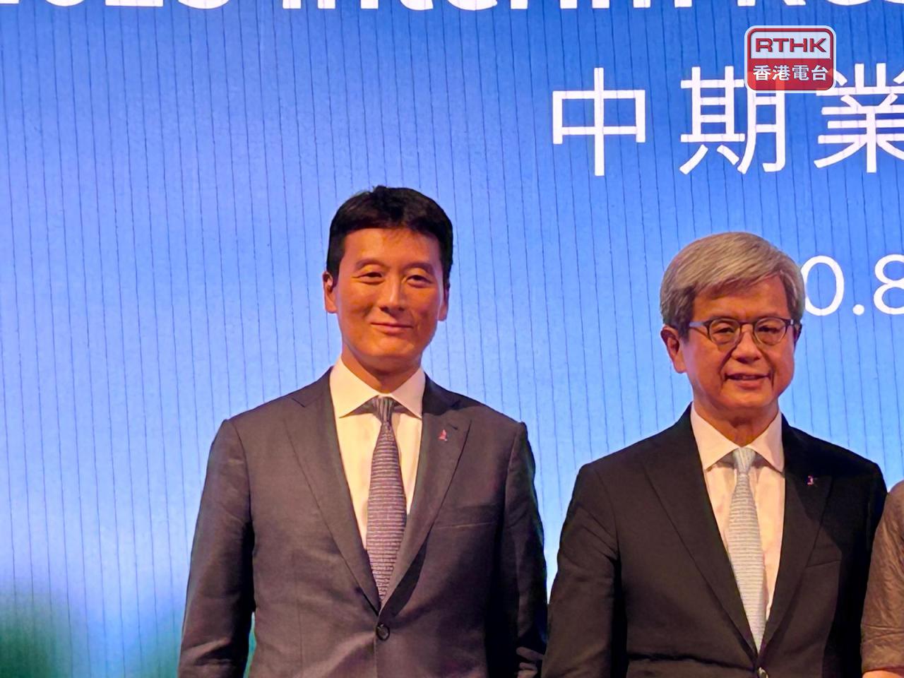 余學勤（左）表示，現時每手交易單位有多達40種，若果大幅收窄至只有1種，需要進行大量研究如何優化。（羅煒皓）