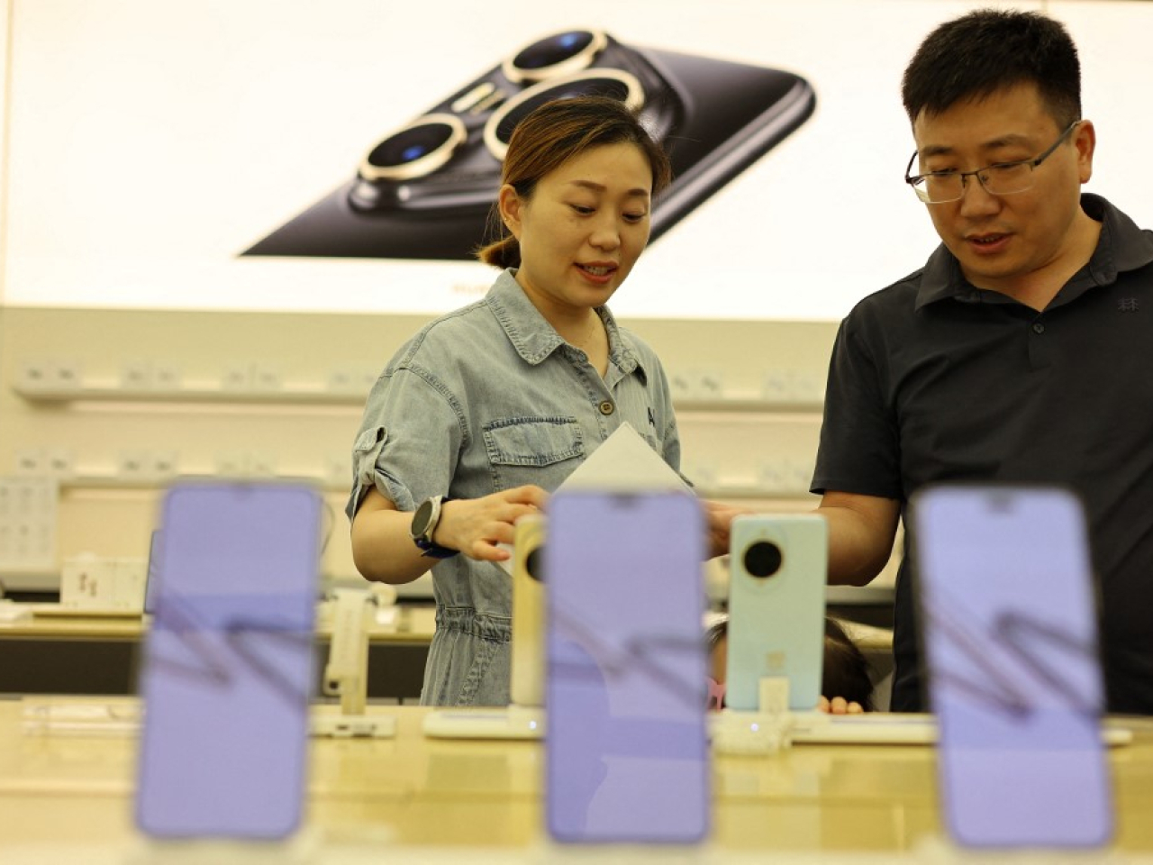 信通院數據指，6月國內市場手機出貨量2259.8萬部，按年跌9.3%。（法新社資料圖片）
