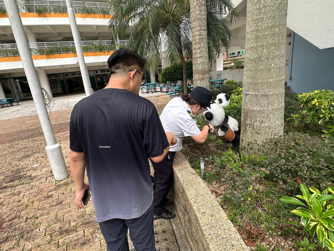 食環署人員聯同馬灣一學校的代表巡視該學校的公共地方會否出現大範圍積水。（政府新聞處）