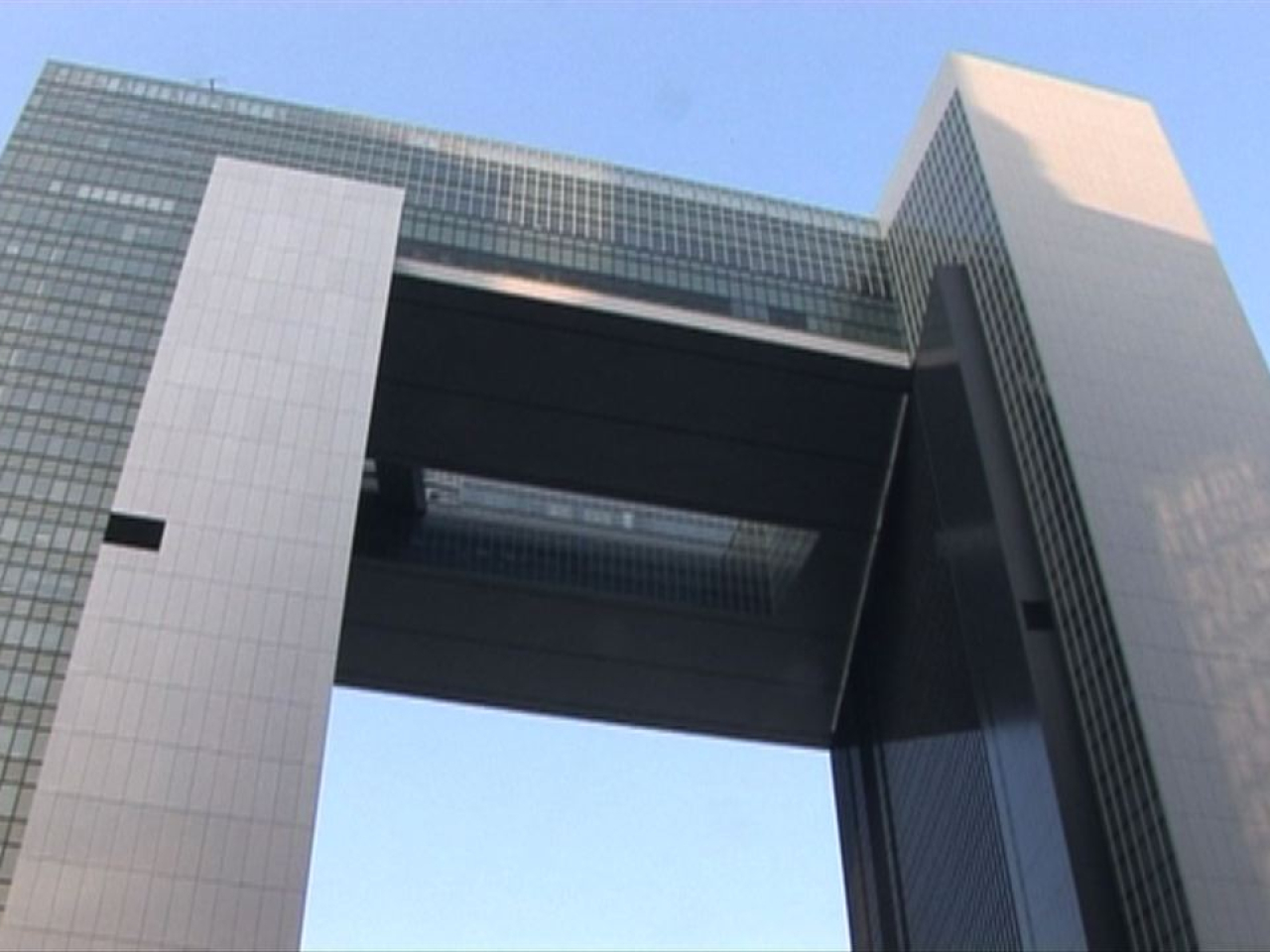 政府終止所有與鑫鼎鑫負責人有關聯的合約