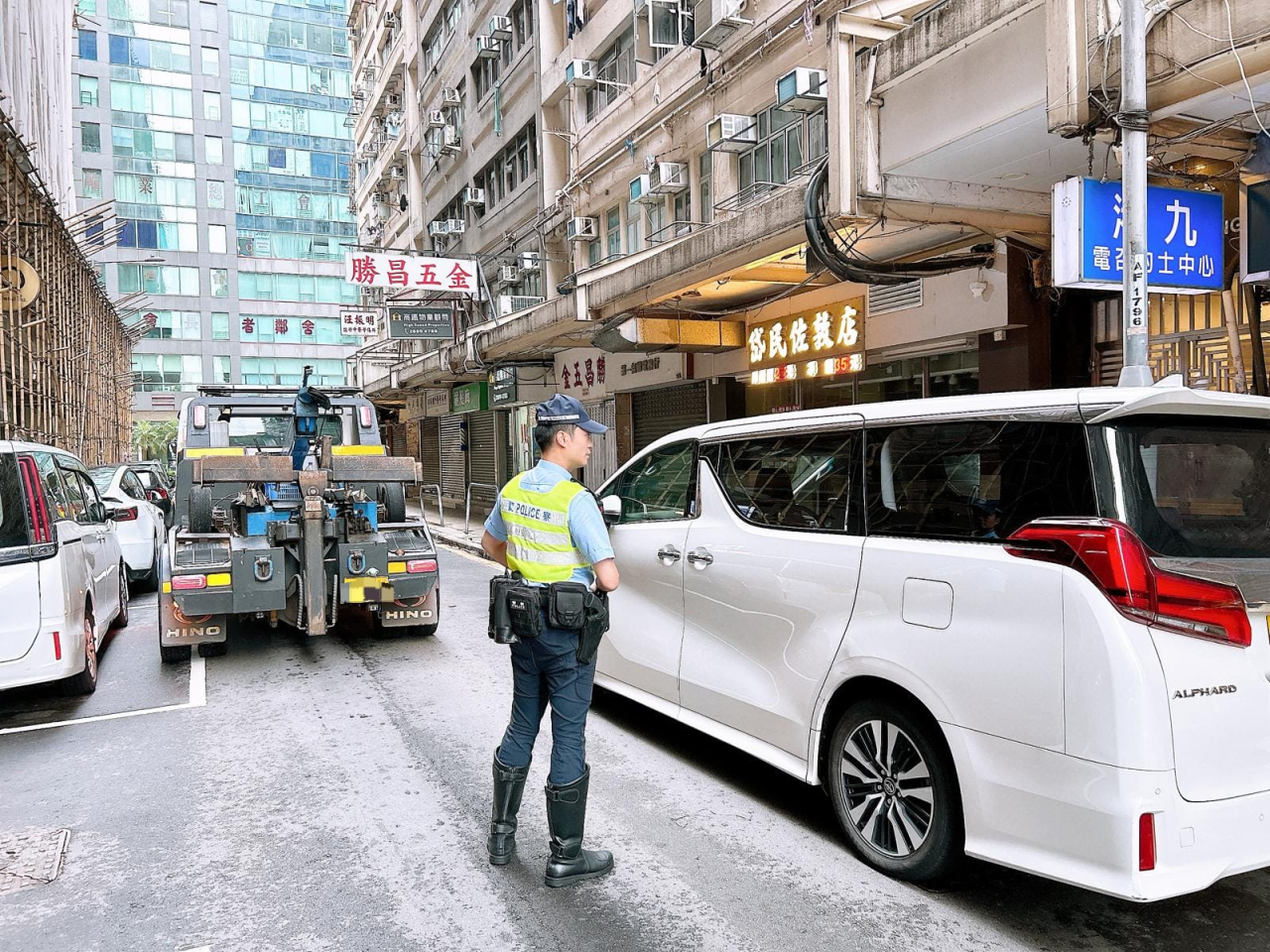 警方拖走嚴重阻塞交通的車輛。（警方圖片）