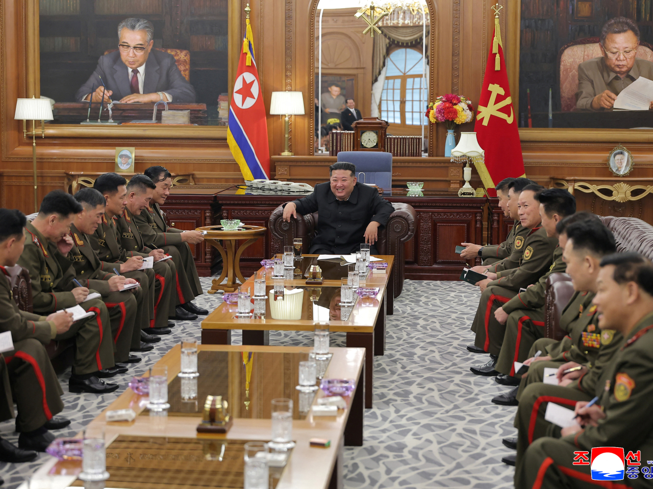 金正恩昨日在勞動黨中央委員會總部大樓，接見朝軍海外作戰部隊主要指揮員。(路透社)