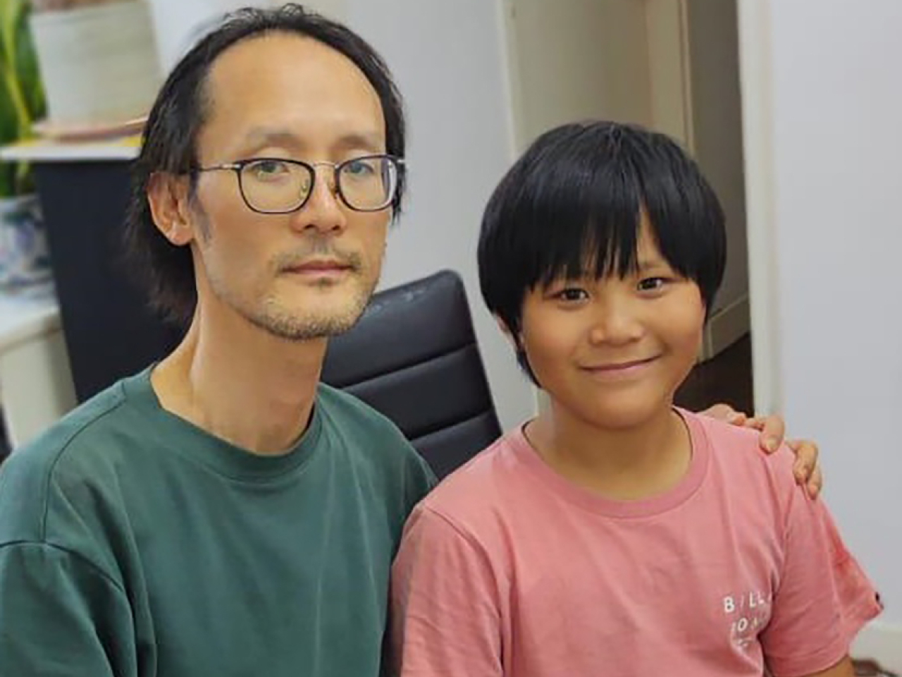 唐健（左）身高約1.73米，體重約65公斤，瘦身材，長面型，黃皮膚及蓄短黑髮。（政府新聞處）