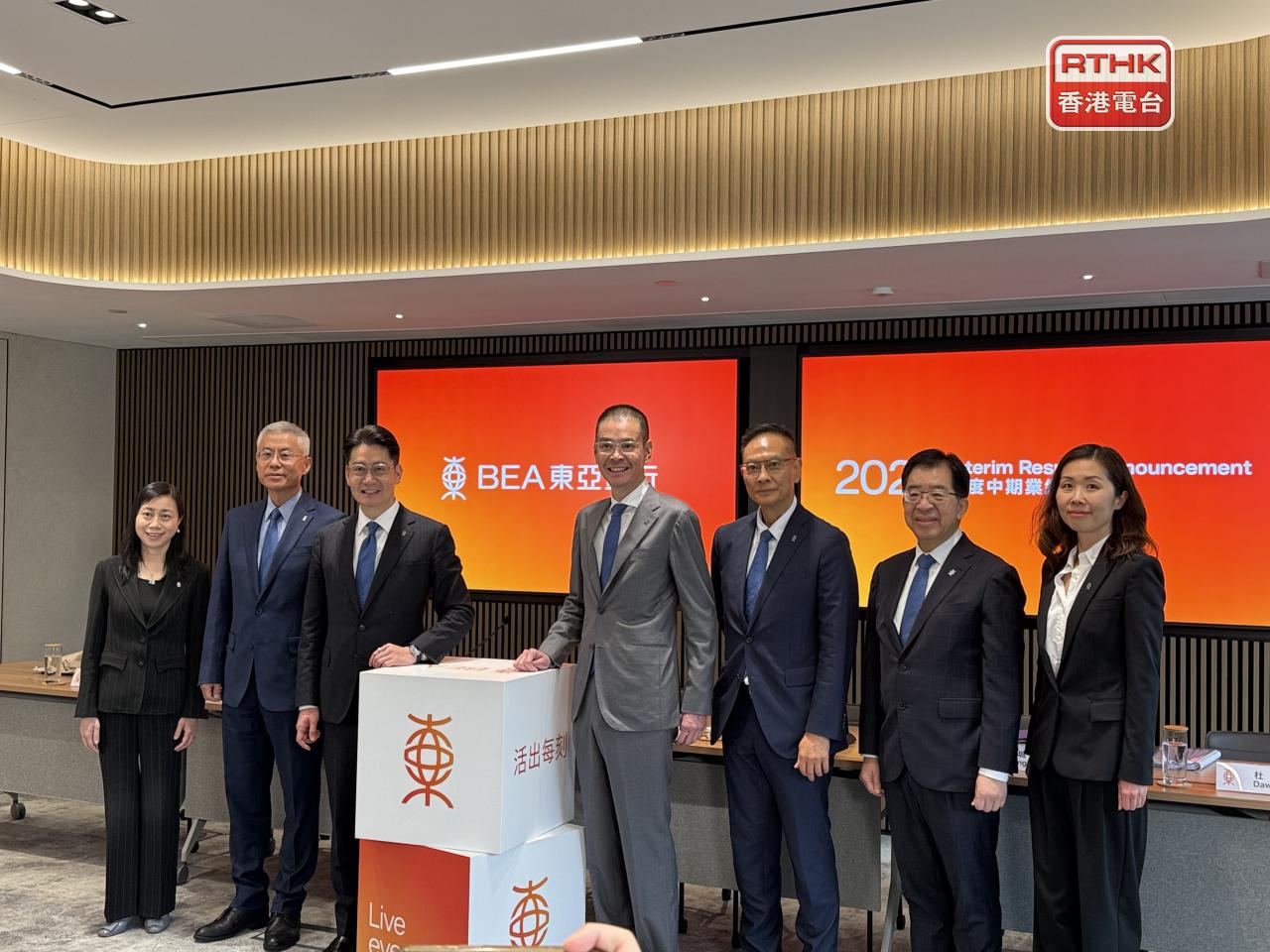 陳淑佩（左一）稱去年開始已致力控制香港商業房地產在整體貸款組合的比重。（趙嘉駿攝）