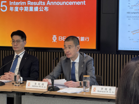 李民橋（右）預期全年香港貸款需求仍較疲弱。（趙嘉駿攝）