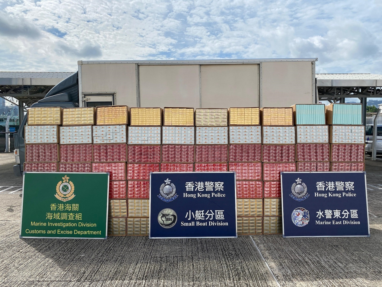 行動中檢獲的73箱懷疑私煙。（警方提供）
