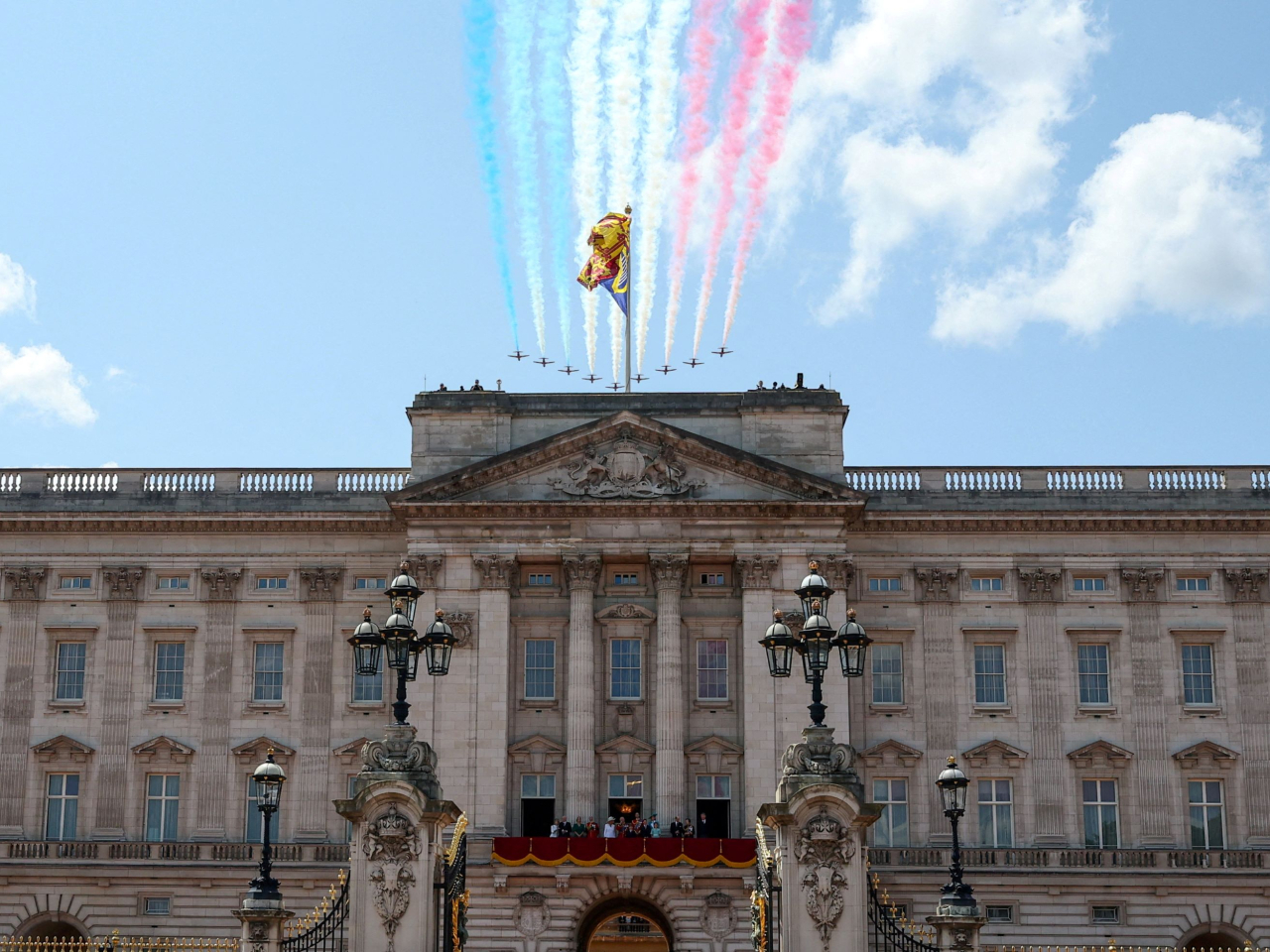 為慶祝英王查里斯三世官方壽辰，英國空軍今年六月進行飛行表演，期間飛越白金漢宮上空。（路透社資料圖片）
