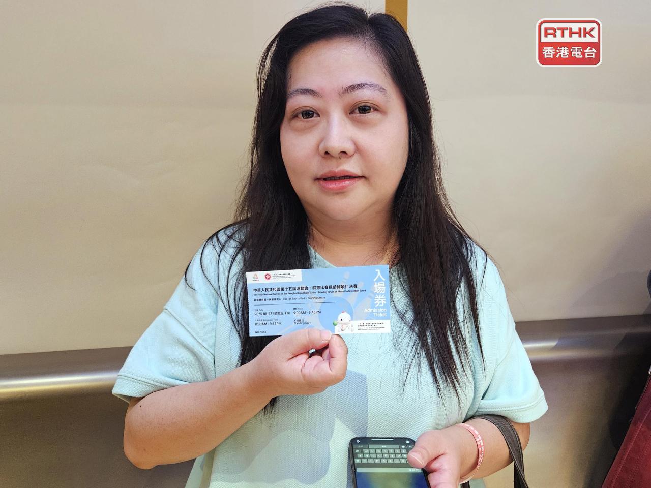 有內地參賽隊伍的支持者，早上到場領取預先登記的入場劵。（陳曉慶攝）
