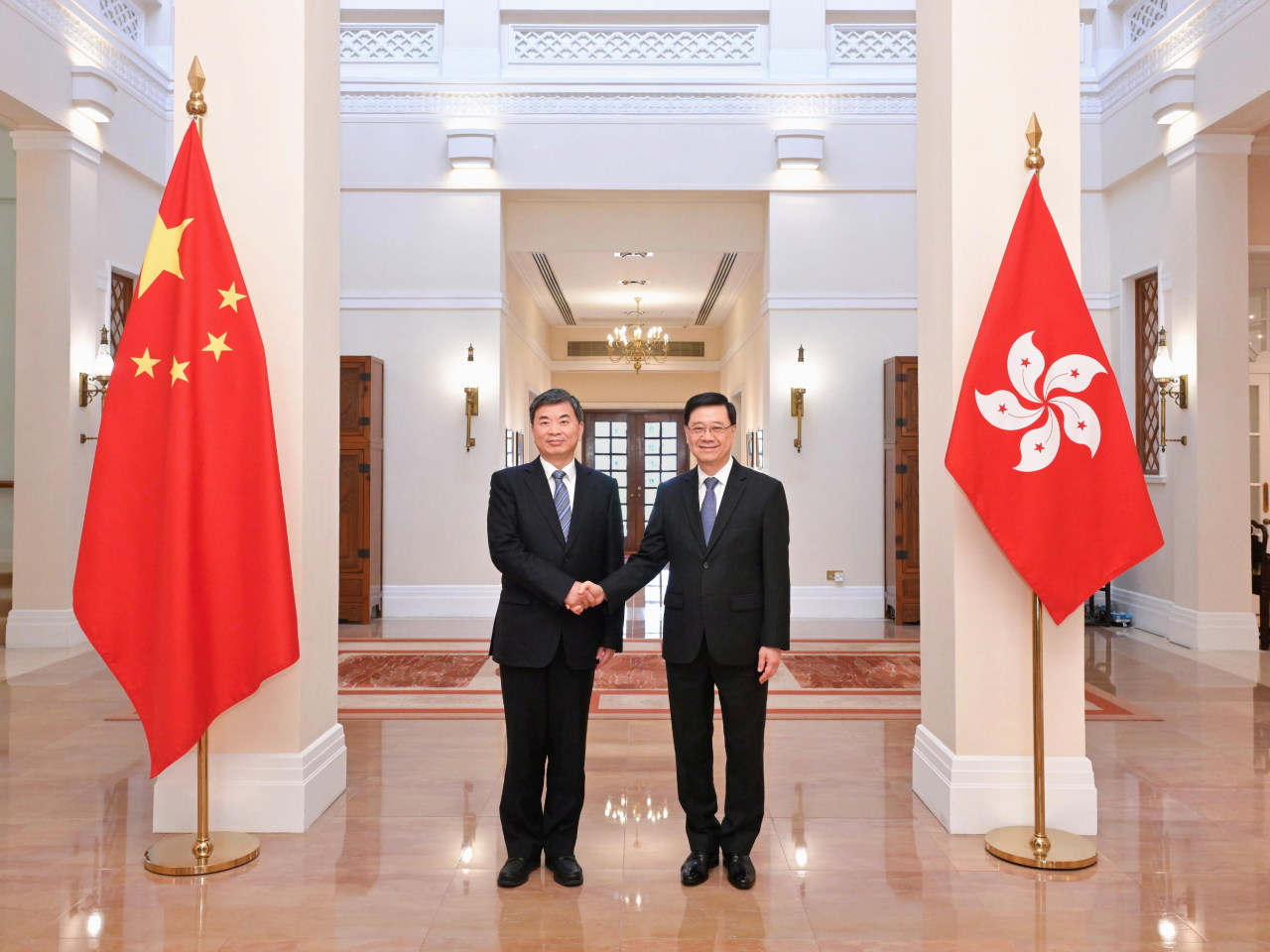 李家超（右）在禮賓府與福建省委書記周祖翼會面。（政府新聞處）