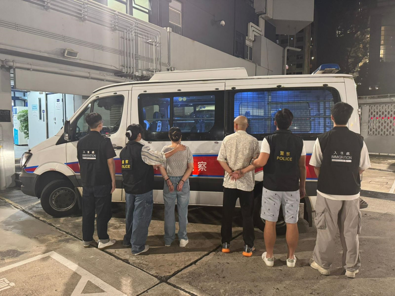行動中拘捕一名59歲內地男子及一名48歲內地女子。(警方圖片)