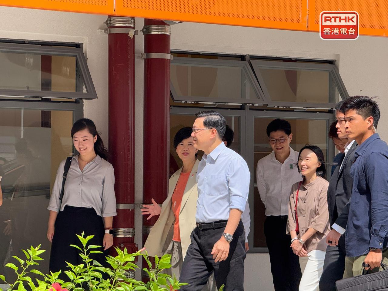 何永賢 （左二）在場迎接李家超，並陪同上樓視察。（實習記者林藹晴攝）