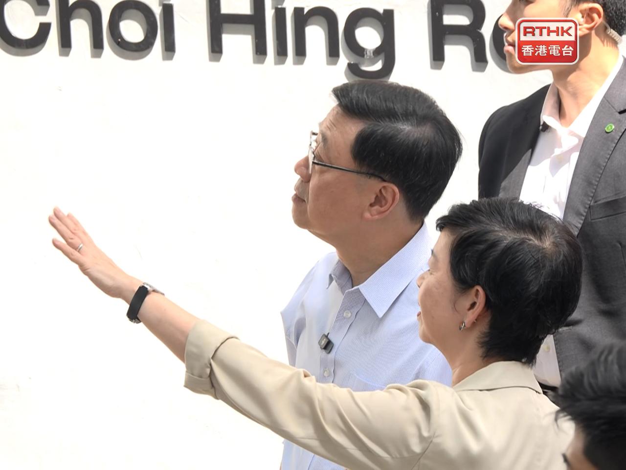 李家超到牛頭角彩興路視察簡約公屋。（梁禎祥攝）