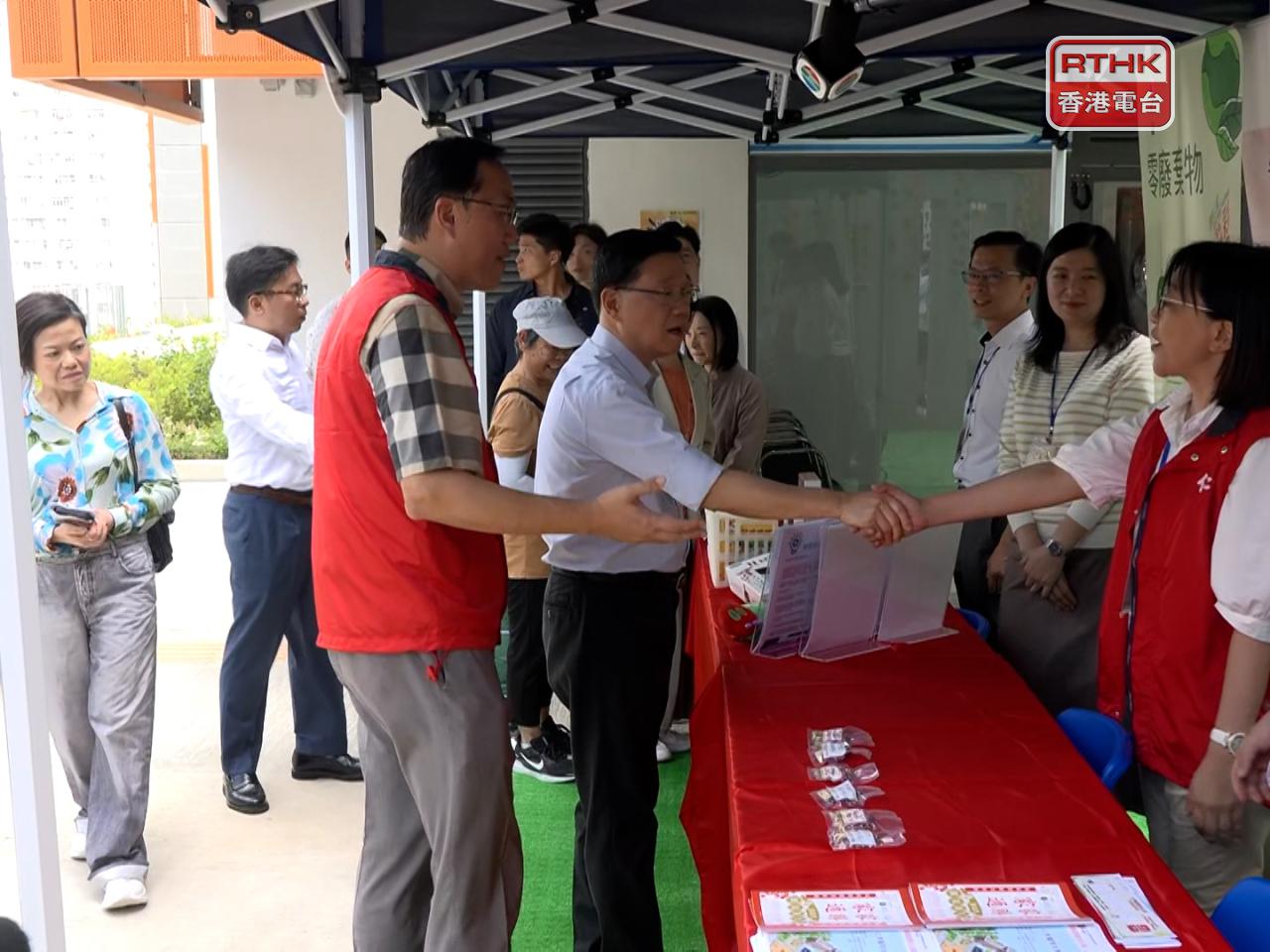 李家超在何永賢陪同下到周末市集了解情況。（梁禎祥攝）