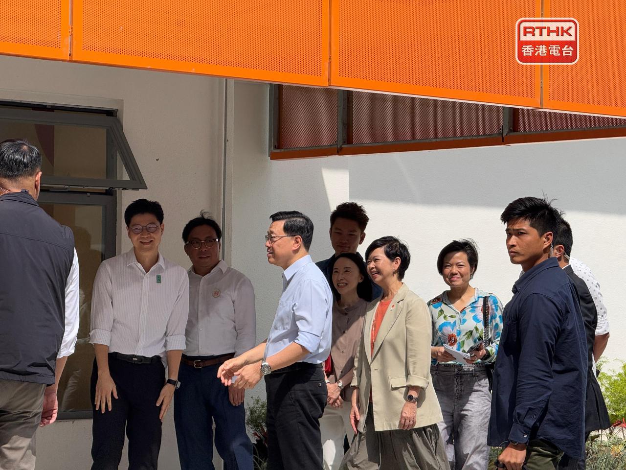李家超今早到牛頭角先後視察彩興路簡約公屋及牛頭角下邨。（實習記者林藹晴攝）