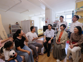 施政報告2025｜特首到彩興路簡約公屋及牛頭角下邨與居民交流