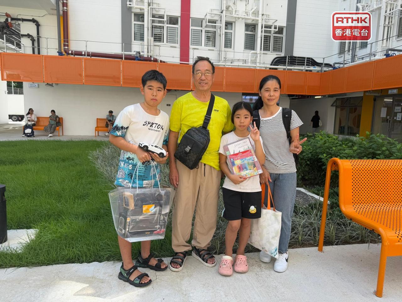 林先生一家四口之前住在大約100呎的劏房，指舊居環境惡劣，他感謝政府給他們良好的居住環境。（實習記者林藹晴攝）