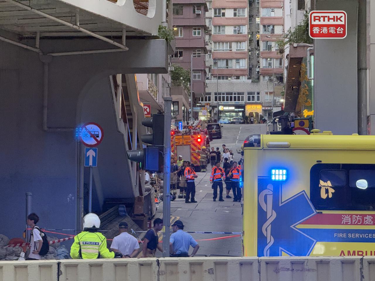 火警現場附近有消防及救護員戒備。（實習記者林藹晴攝）