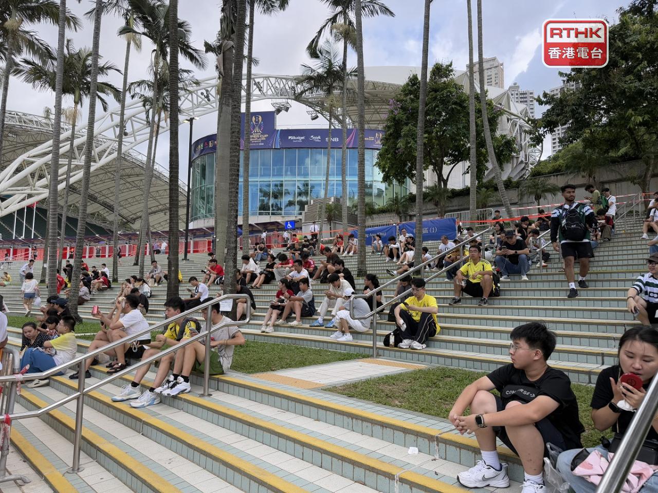 有球迷為觀看C朗拿度比賽，今日中午特地由深圳來港，先到C朗拿度在尖沙咀的博物館購買紀念品，期待今晚見到他上陣。（實習記者林藹晴攝）