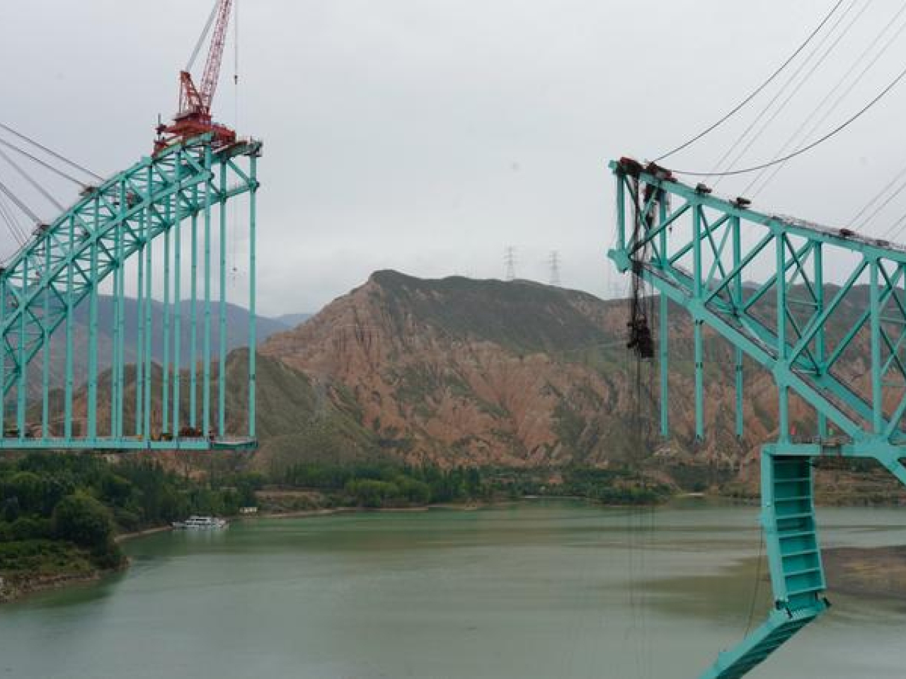 西成鐵路青海段尖扎黃河特大橋施工項目昨日凌晨發生塌橋事故，導致12人死亡，4人失聯。(新華社資料圖片)