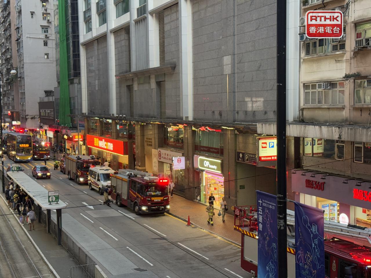 發生火警的大廈到晚上7時半仍未解封，大批警員及消防員在場。（實習記者林藹晴攝）