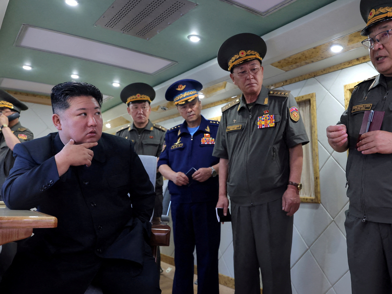 金正恩參觀新型防空導彈試射。（路透社）