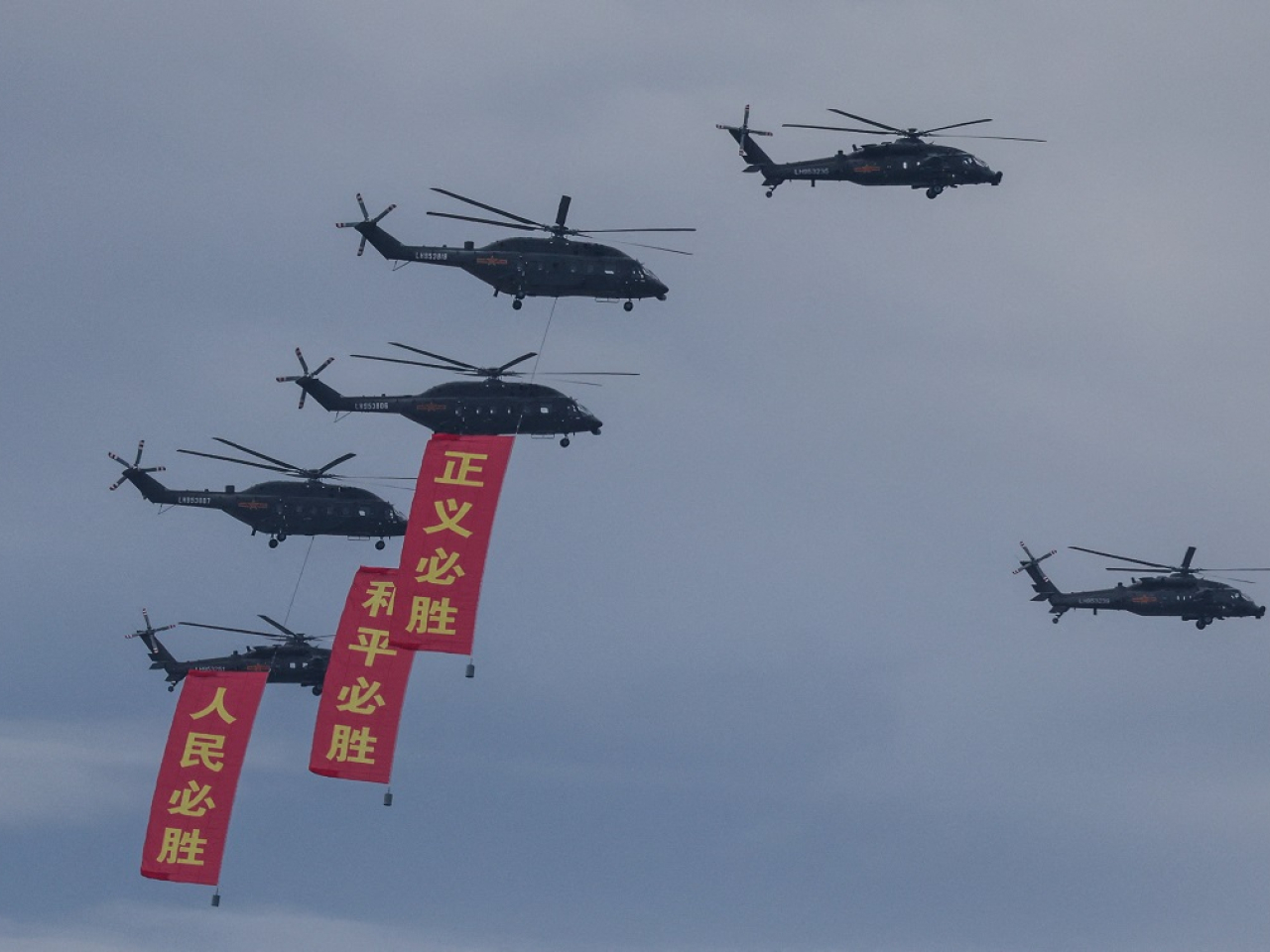 _市面今早有多架飛機在上空飛過，拉起寫有「和平必勝」、「正義必勝」、「人民必勝」的橫幅。（路透社）