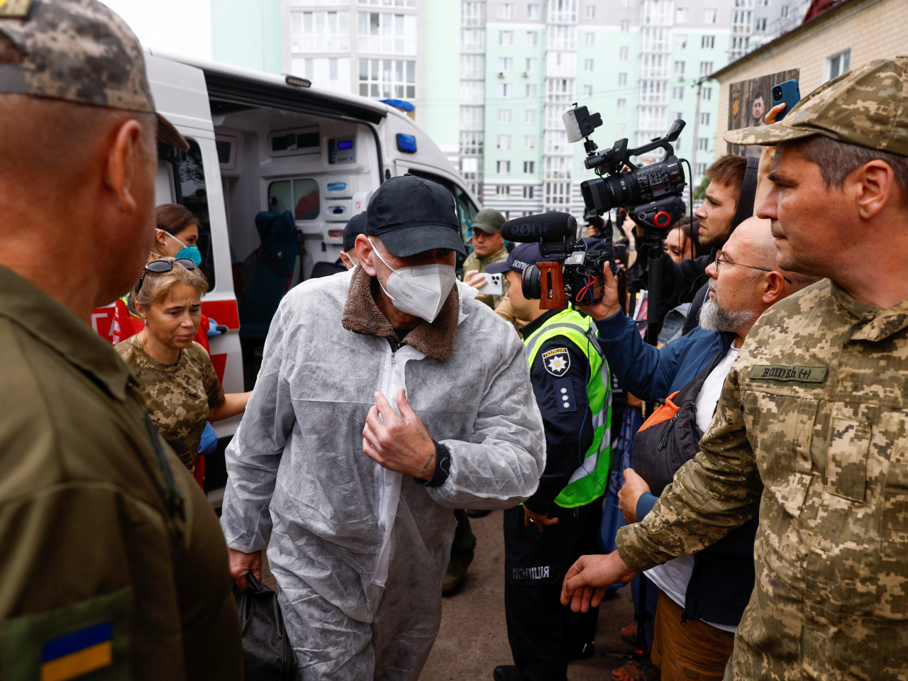 Freed Ukrainian prisoners of war leave an ambulance van after arriving back in Ukraine. Photo: Reuters