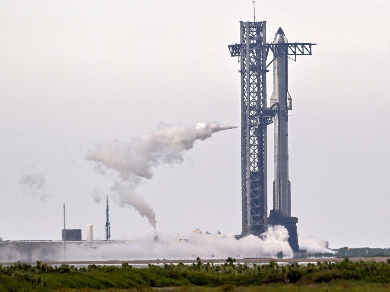 A SpaceX Super Heavy booster carrying the Starship spacecraft vents before the launch was scrubbed. Photo: Reuters