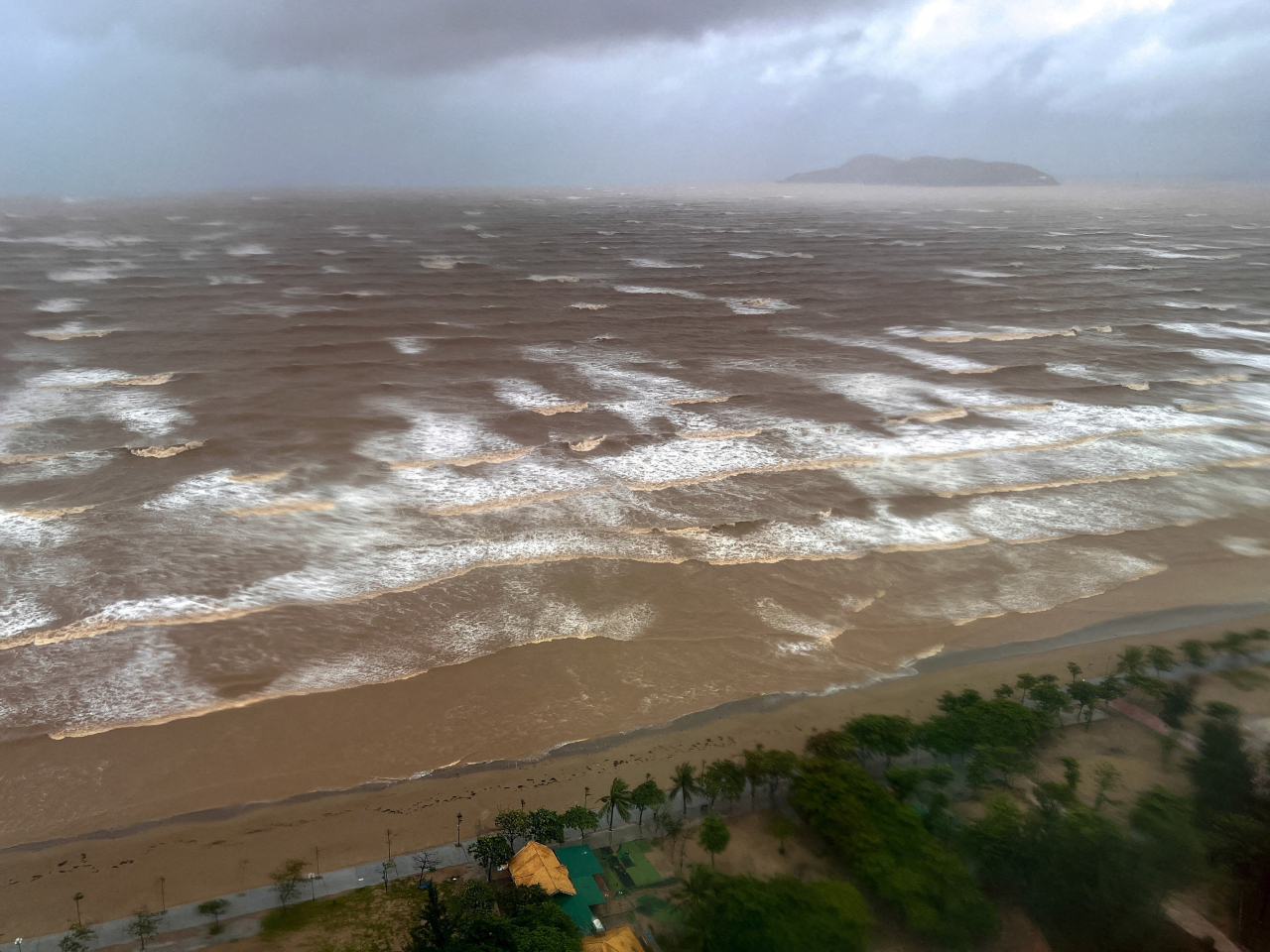 Waves are a harbinger of the intensity of the coming storm at Cua Lo beach as Typhoon Kajiki approaches Nghe An province in Vietnam. Photo: Reuters
