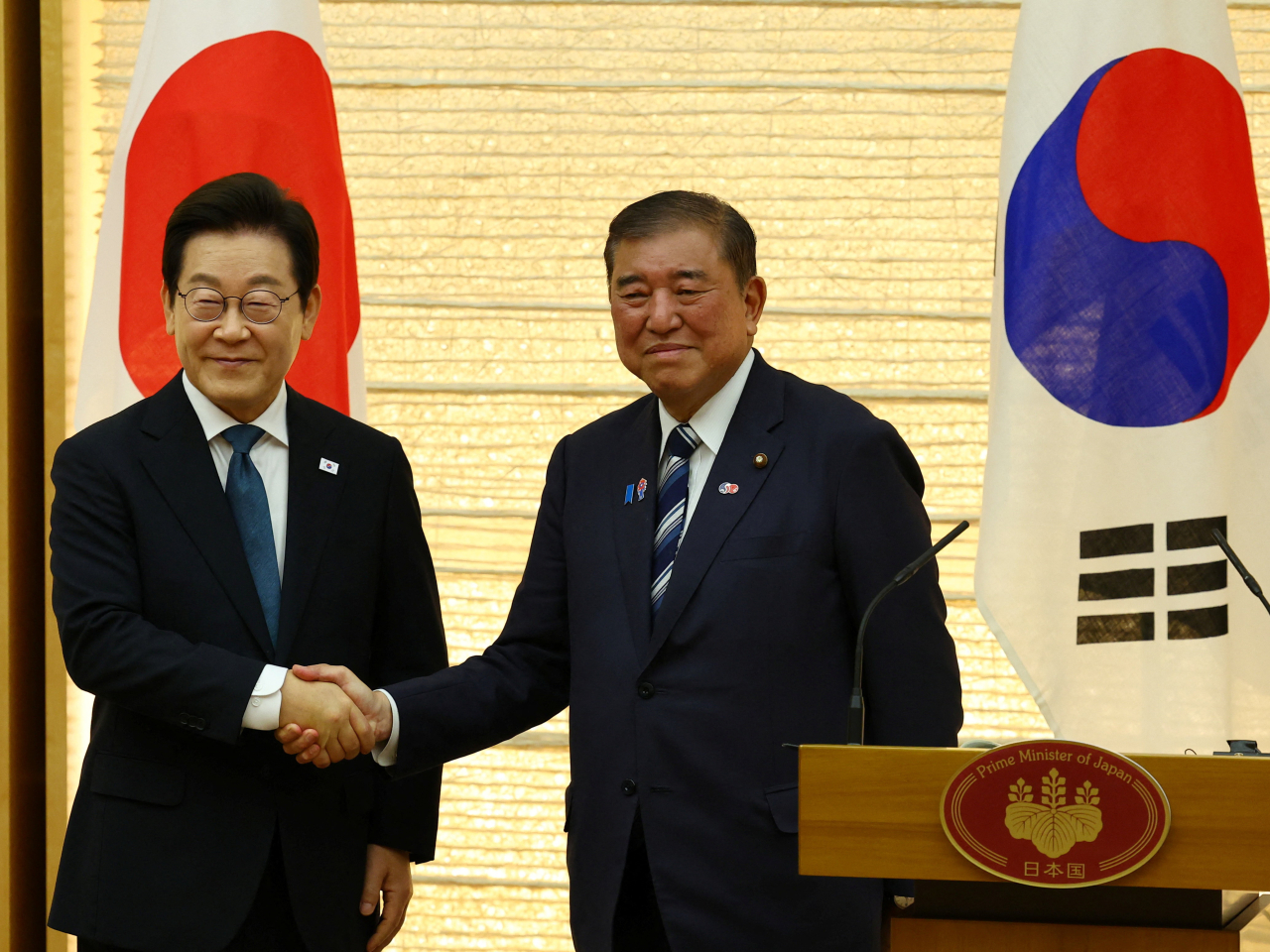 南韓總統李在明(左)上周末訪日，與日本首相石破茂會面。（路透社資料圖片）