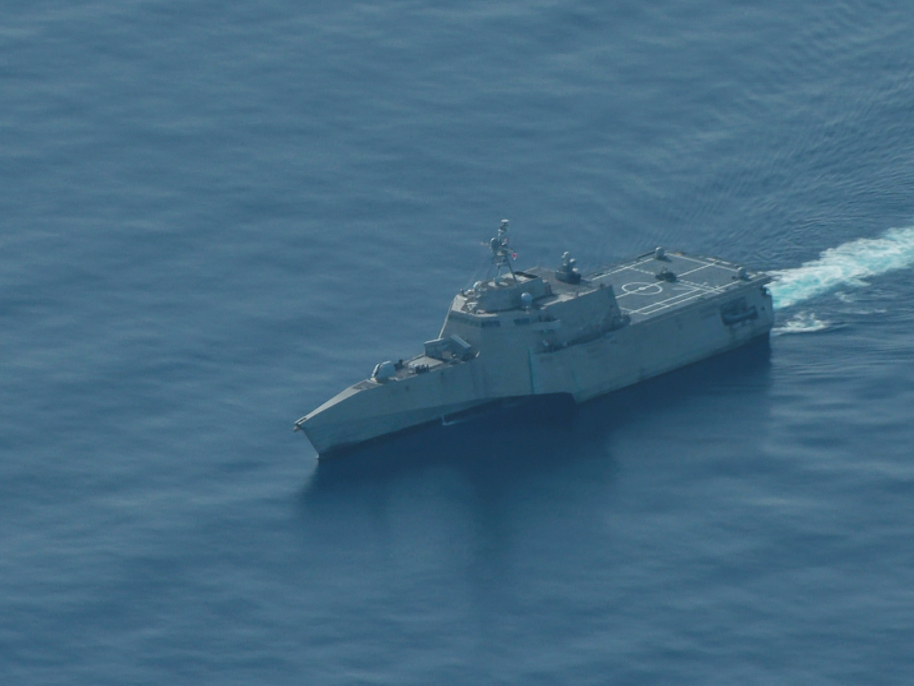 美國海軍一艘戰鬥艦本月較早時在黃岩島附近海域航行。（路透社資料圖片）
