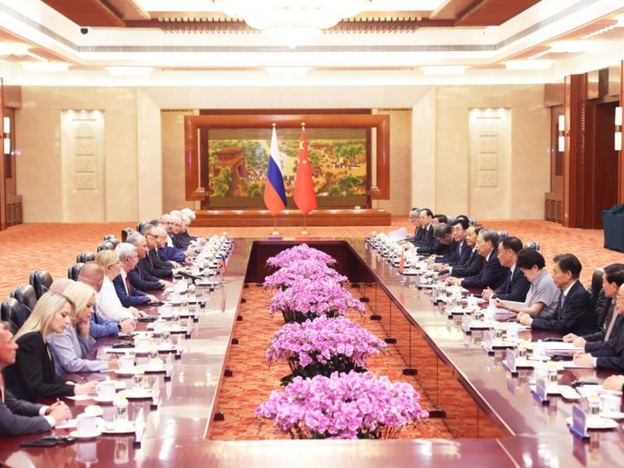 趙樂際在北京人民大會堂同沃洛金共同主持中俄議會合作委員會第十次會議。（新華社）