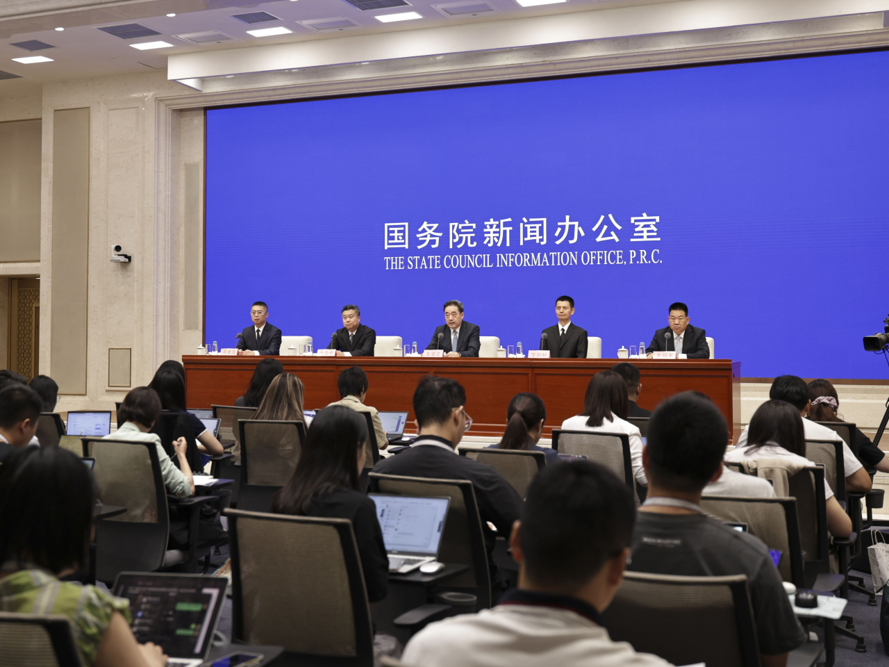 王宏志（中）表示，十四五是綠色低碳轉型最快的5年，可再生能源發電裝機佔比由40%提升至60%左右。（新華社）