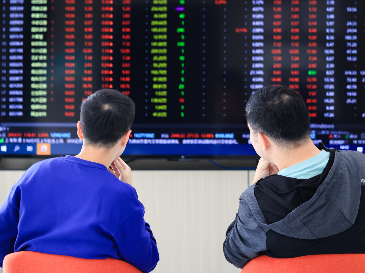 上證綜合指數高見3888點，創逾10年新高，收市報3838點，跌15點，跌幅0.39%。（新華社資料圖片）
