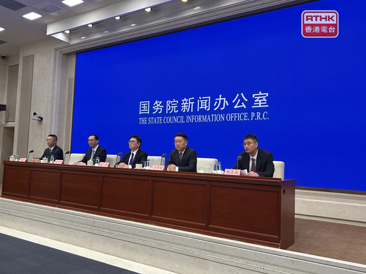 凌激（中）在國新辦新聞發布會上表示，籌備工作已基本就緒。（鄧穎琳攝）