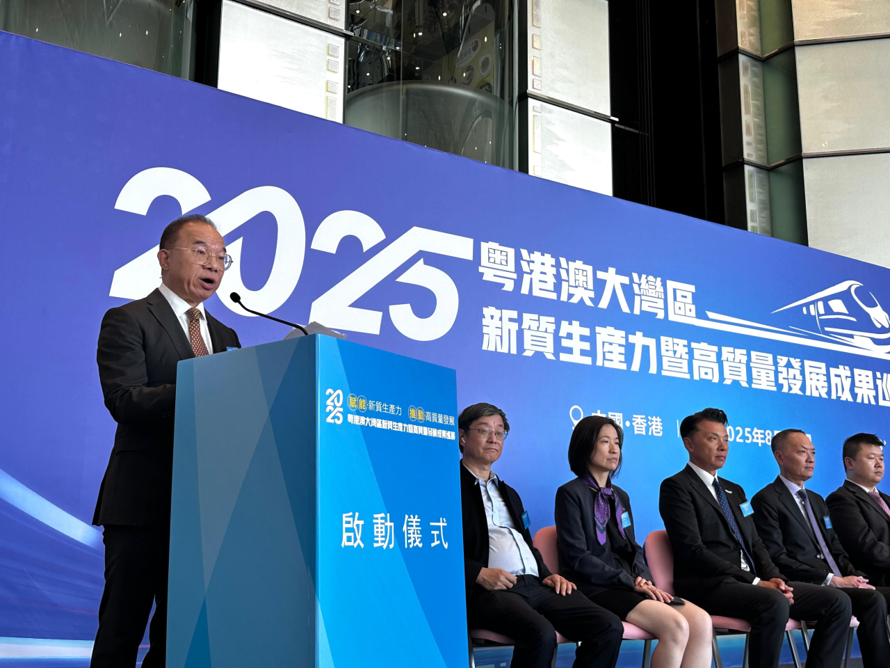 曾國衞（左）表示，在中央全力支持下，香港特區與其他大灣區城市優勢互補，緊密合作，共建灣區高質量發展。（政府新聞處）