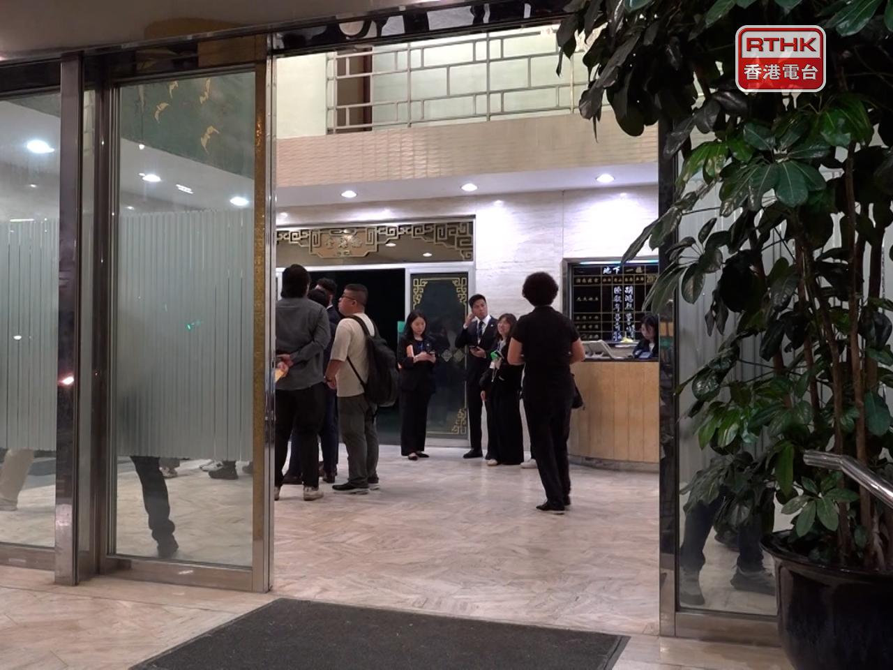 大會向到場人士派發追思集，除了記載胡鴻烈生平、他與已故妻子樹仁大學校長鍾期榮的辦學事跡。（陳感恩攝）