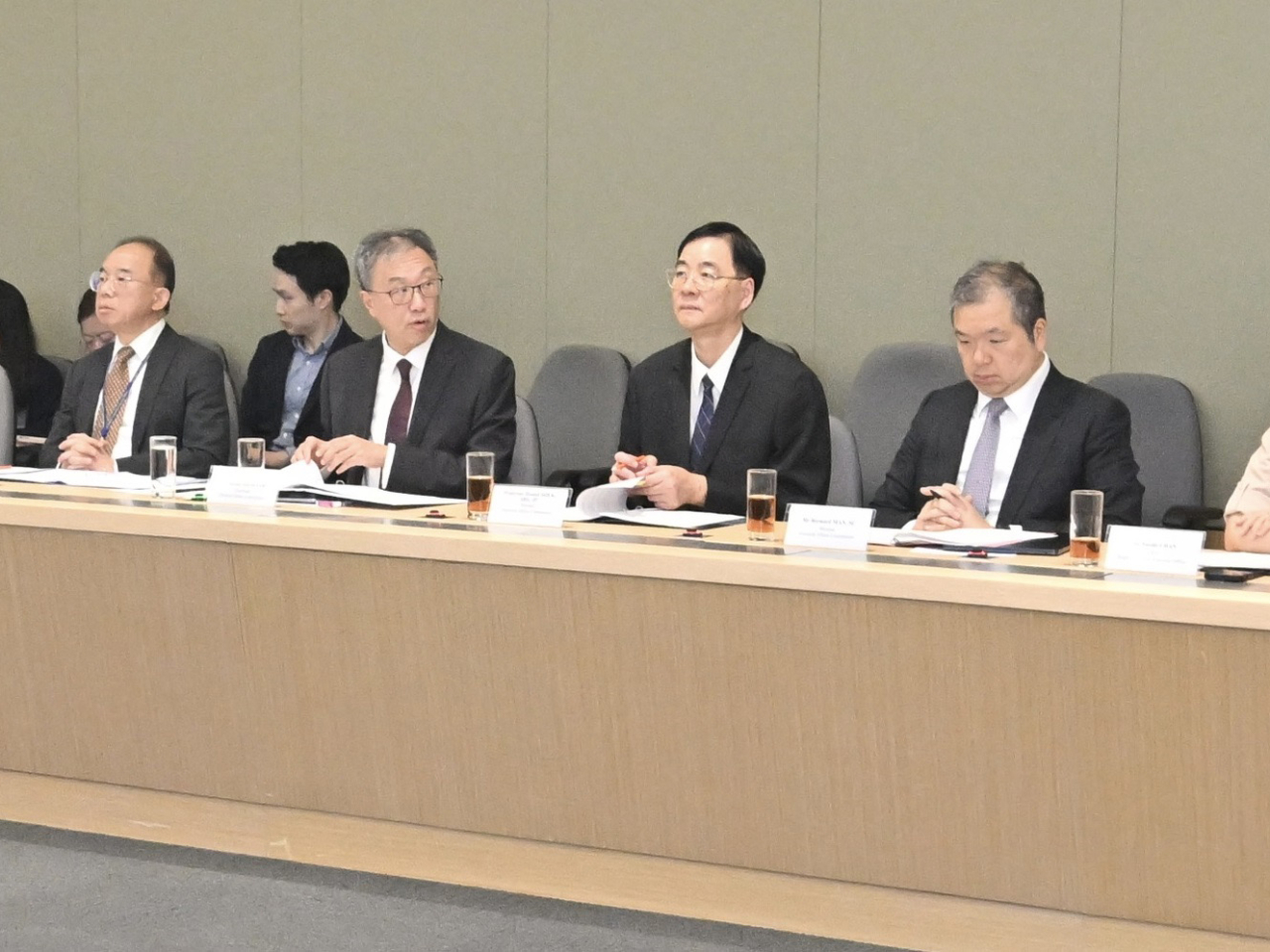 選管會主席陸啟康（右3）下午主持危機管理委員會首次會議。（政府新聞處）