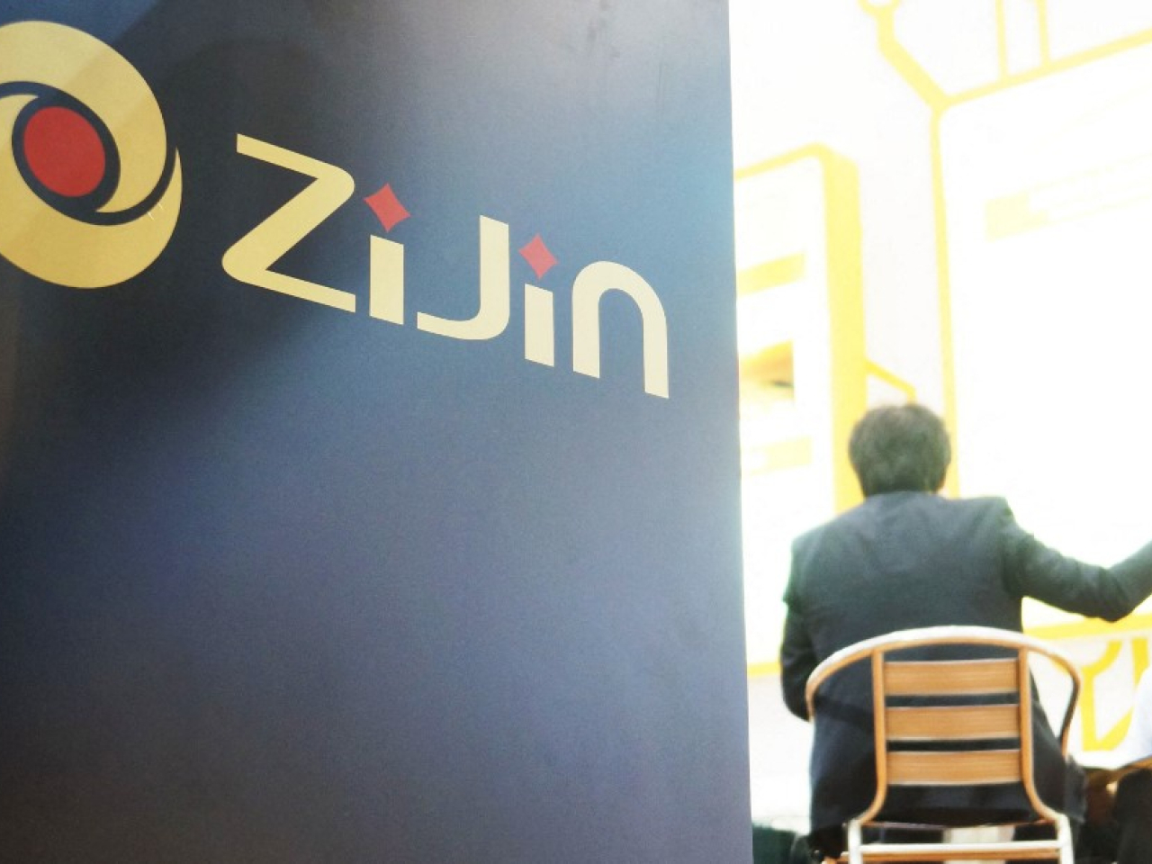 紫金礦業上半年盈利232.9億元人民幣，按年升54%，派中期息每股0.22元。（法新社資料圖片）