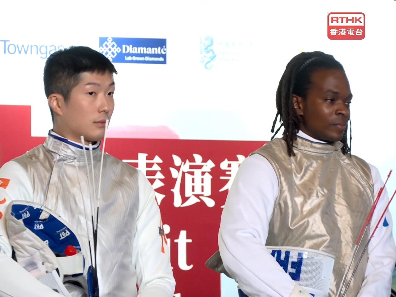 港隊花劍代表張家朗，與法國花劍名將、兩屆世錦賽冠軍拿霍特進行表演賽。（孔令輝攝）