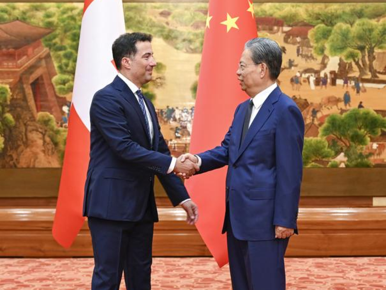 趙樂際在北京人民大會堂與瑞士聯邦議會聯邦院議長卡羅尼舉行會談。（新華社）