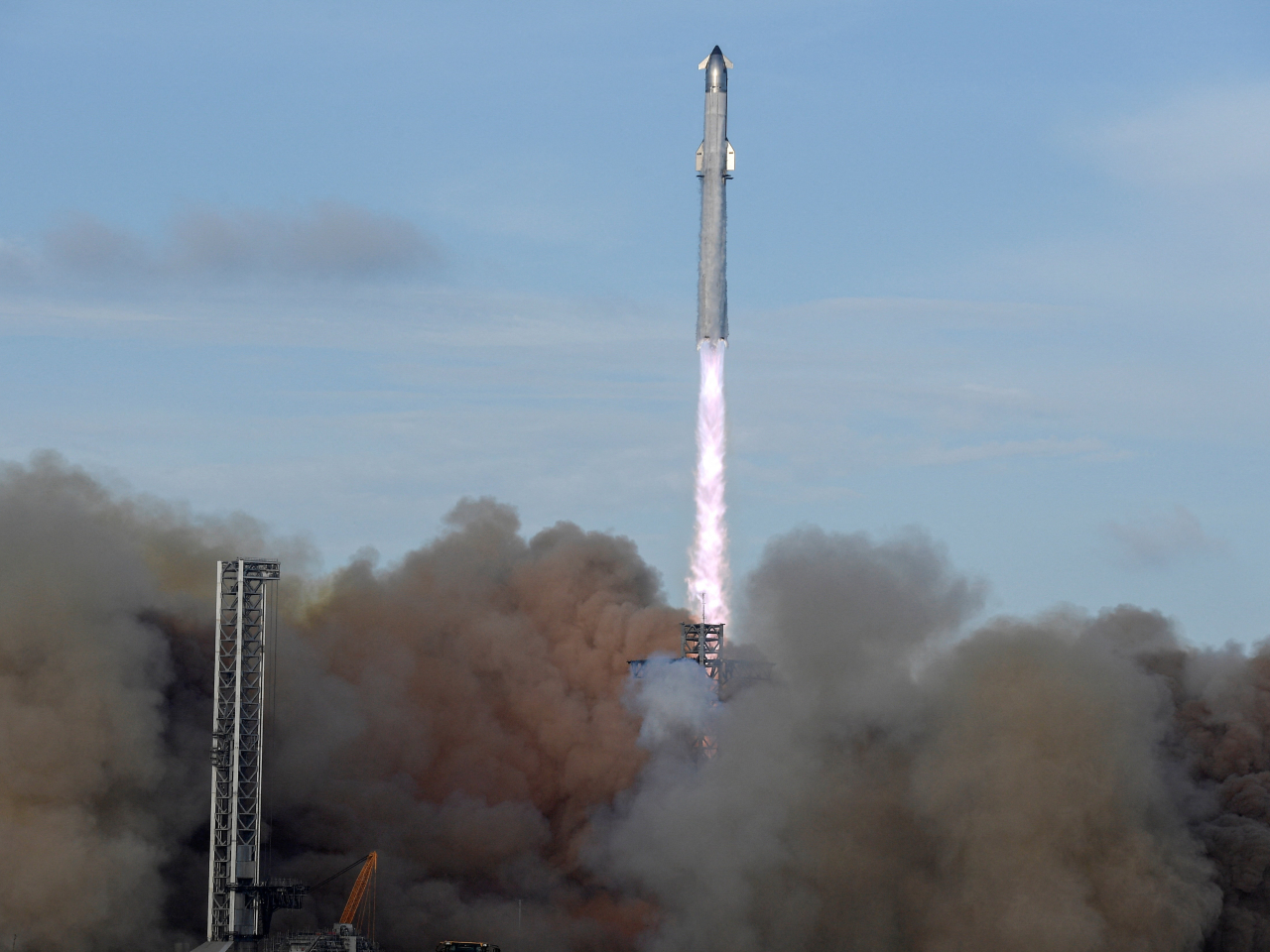 SpaceX新一代重型運載火箭「星艦」本港時間今早第十次試飛。（路透社）