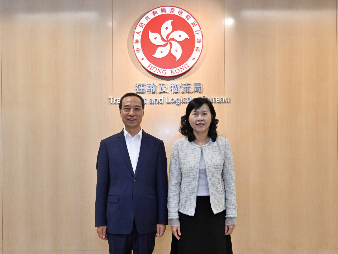 陳美寶（右）與東莞市市長呂成蹊（左）會面，就加強香港和東莞在運輸物流合作等議題交流討論。（政府新聞處）