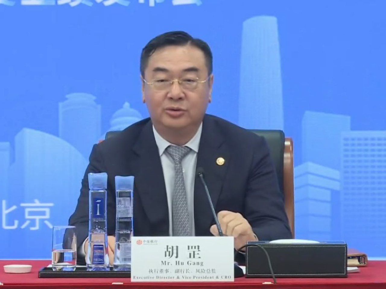 胡罡表示，新興行業屬於未來需求較大、前景較好行業，但存在產能過剩。（網上直播截圖）