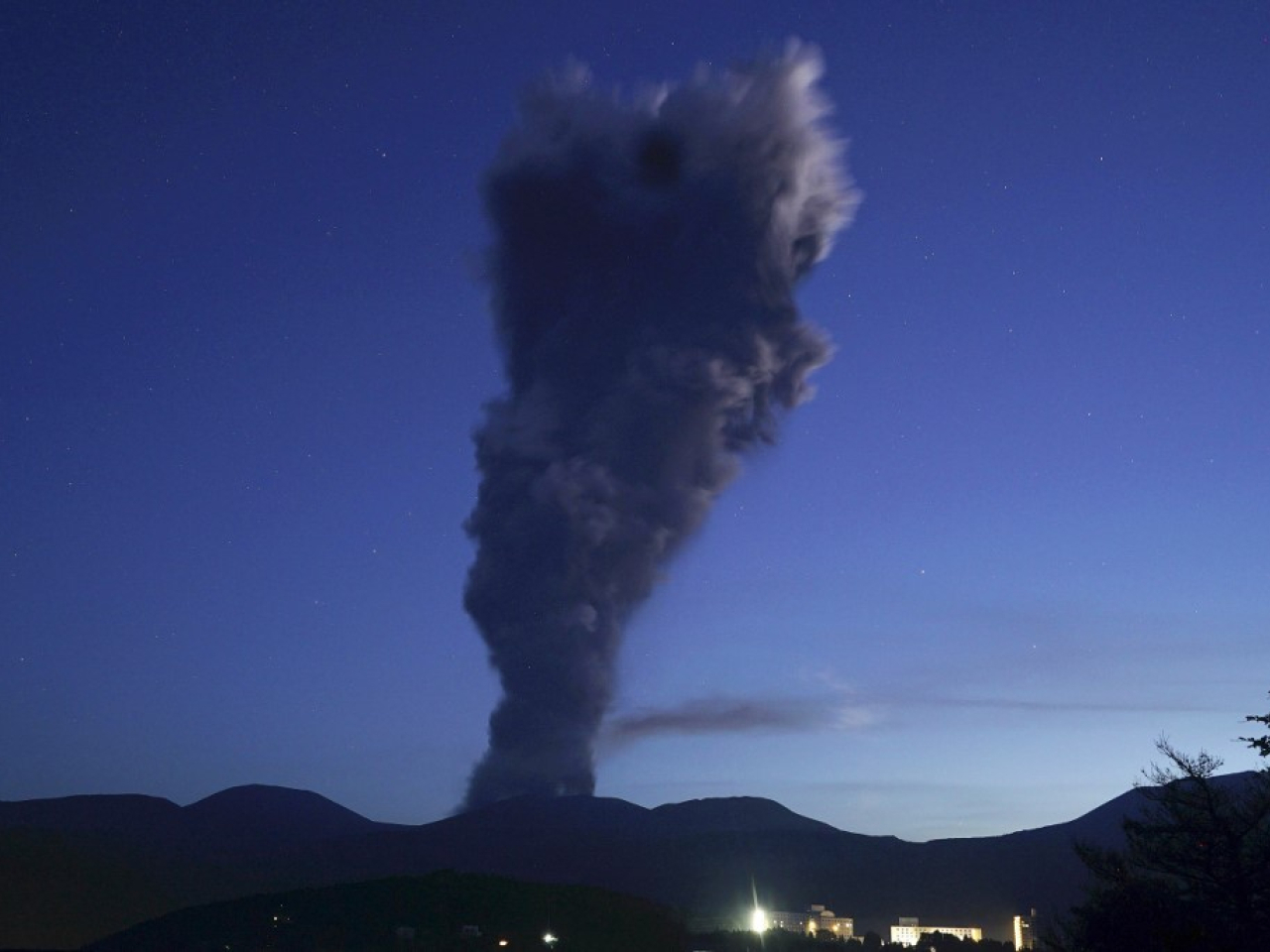 新燃岳火山清晨噴發。（法新社）