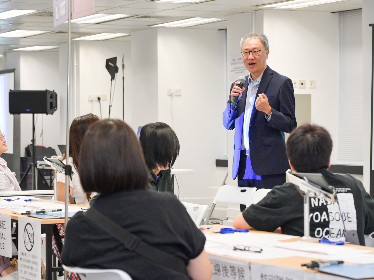 陸啟康視察選舉事務處為投票站工作人員進行的實習訓練。（政府新聞處）