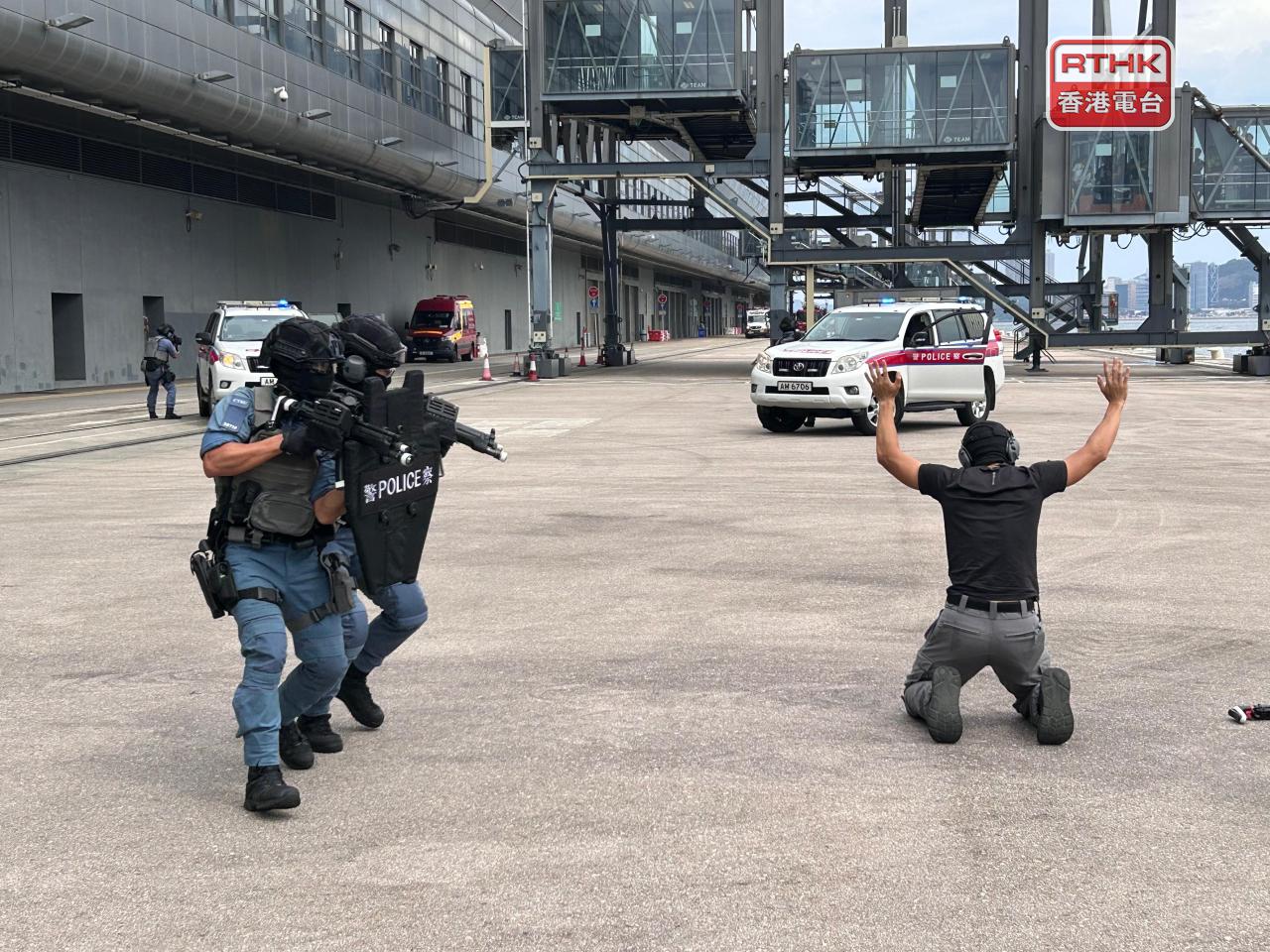 演習模擬有多名極端份子在郵輪碼頭發動恐怖襲擊，警方衝鋒隊、反恐特勤隊衝入碼頭制服極端份子。（林漢山攝）
