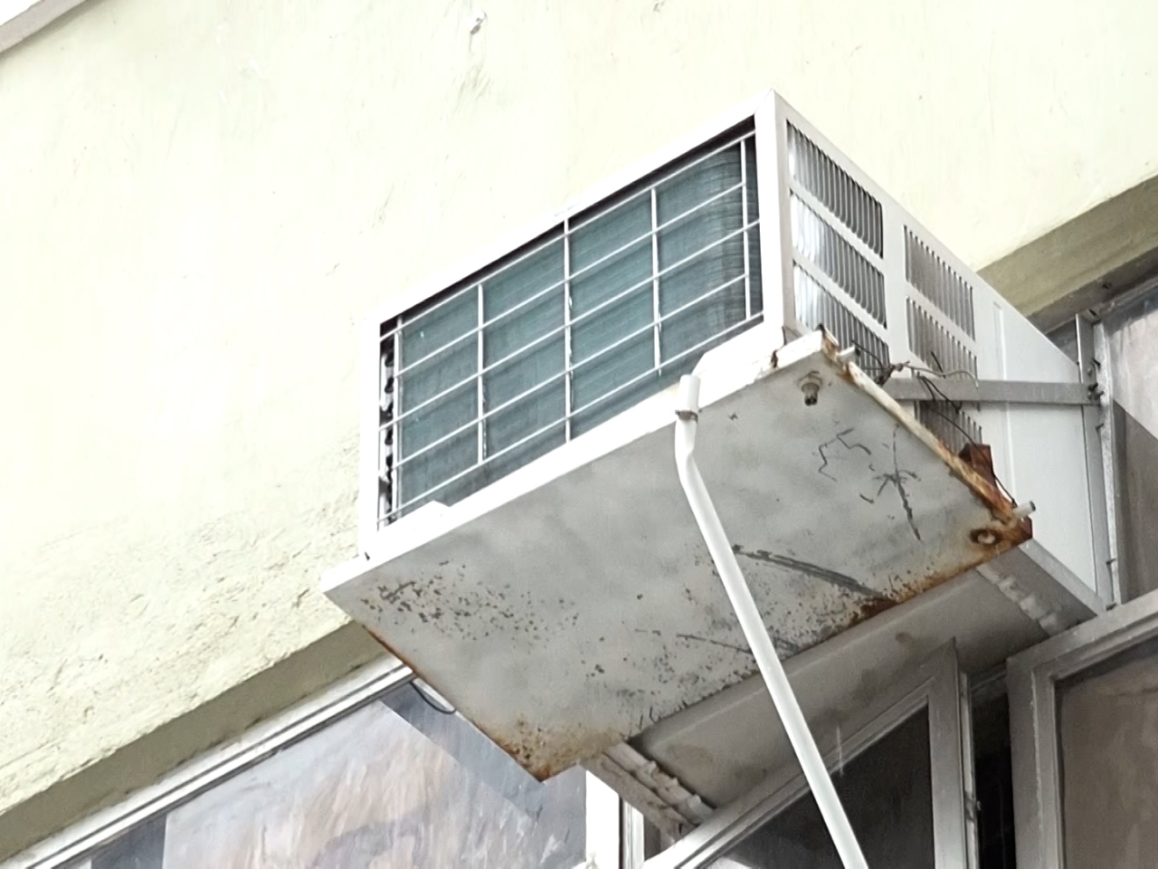 食環署會打擊300多個冷氣機滴水黑點，包括候車地點。（郭志強攝）