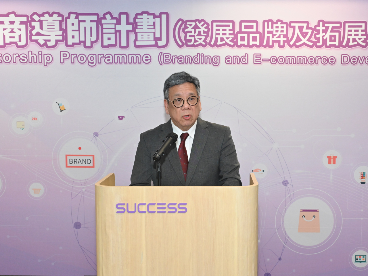 丘應樺表示，政府一直積極鼓勵及協助企業，尤其是本地中小企業發展電商業務，亦促進香港品牌發展。（政府新聞處）