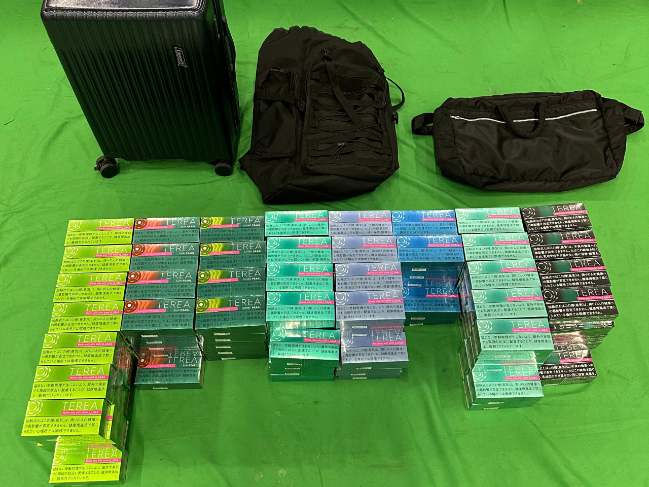 關員上月1日在機場截查這名39歲抵港男旅客，在他攜帶的個人行李內檢獲36800件另類吸煙產品。（政府新聞處）
